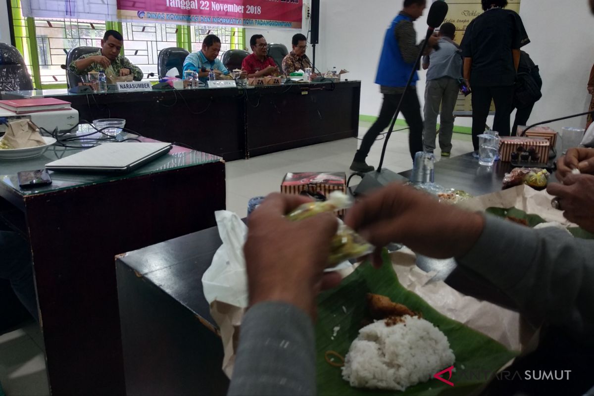 Wali kota makan nasi bungkus bersama wartawan