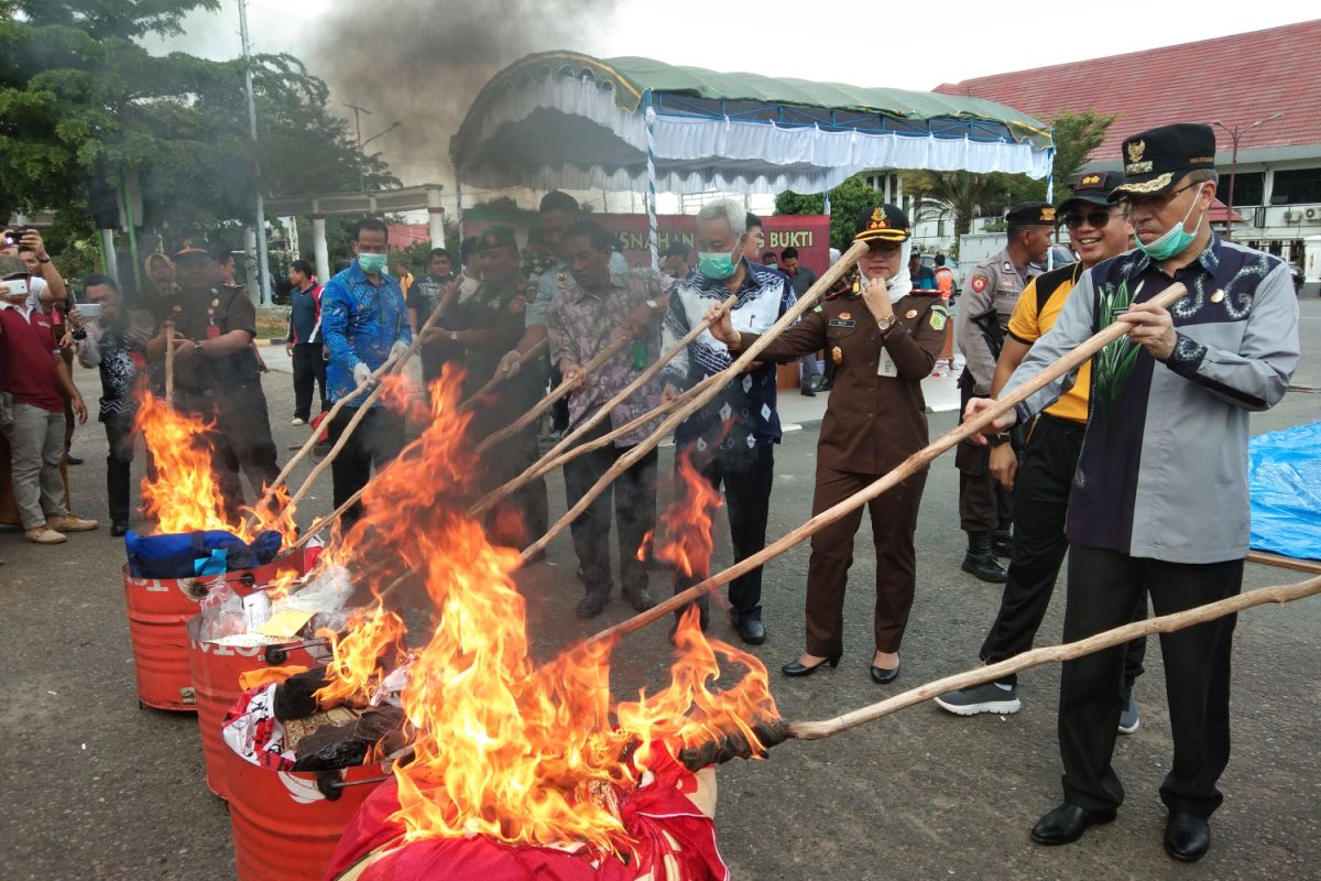 Banjarbaru Prosecutors destroy two firearms