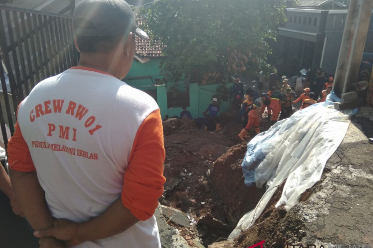 Anies pertanyakan IMB saat tinjau lokasi longsor Pasar Rebo