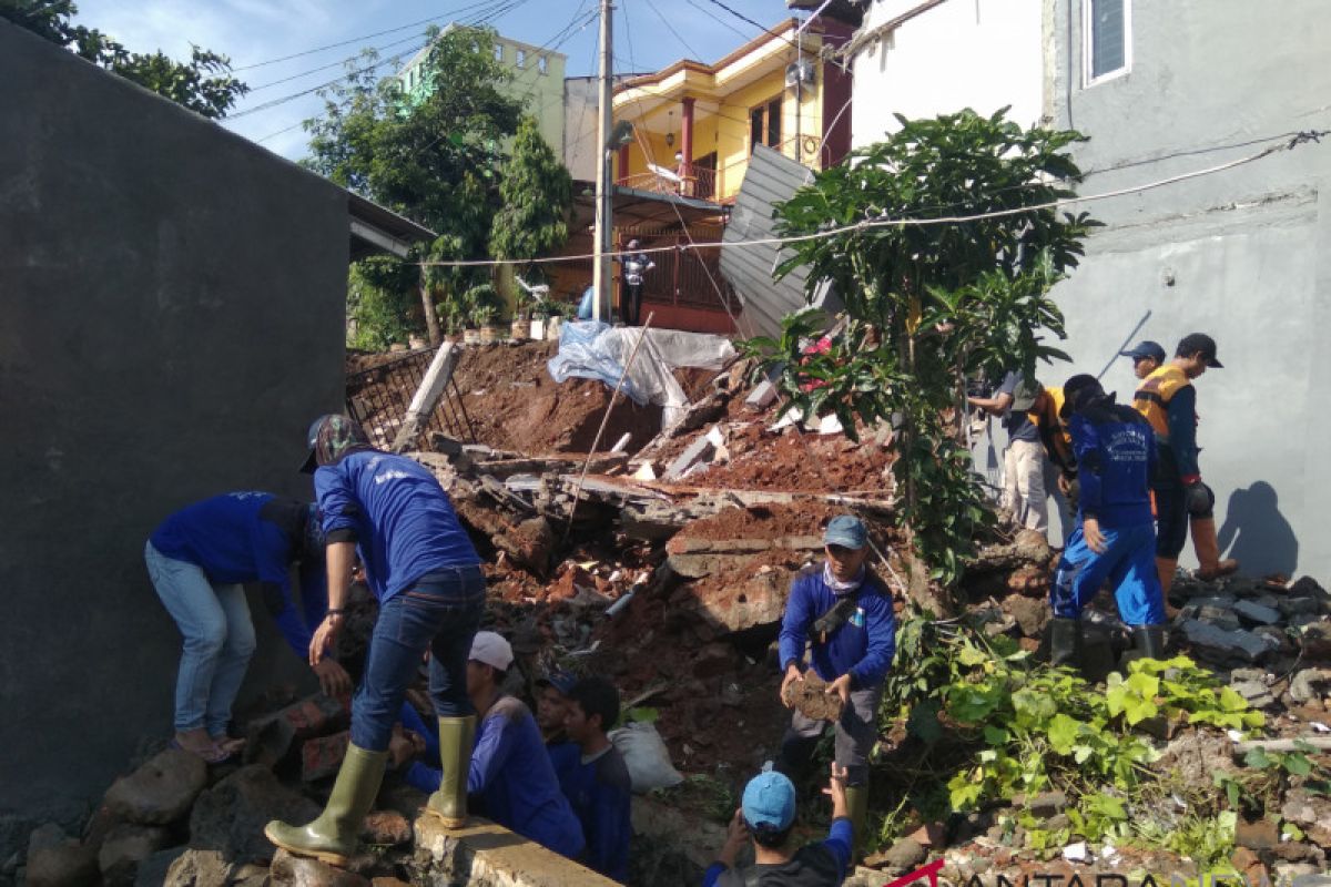 Longsor Pasar Rebo karena sebuah lubang di jalan