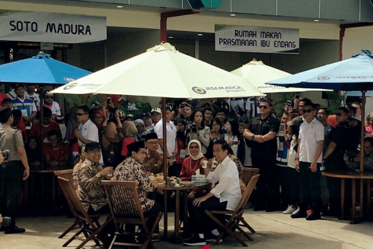 Jokowi nikmati kuliner di tempat istirahat Tol Sragen-Ngawi