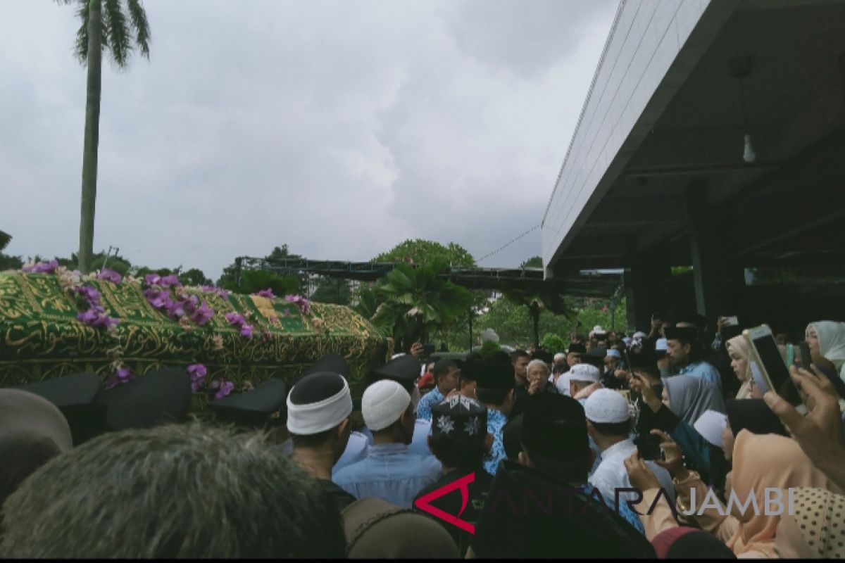 Zumi Zola hadiri prosesi pemakaman ayahnya