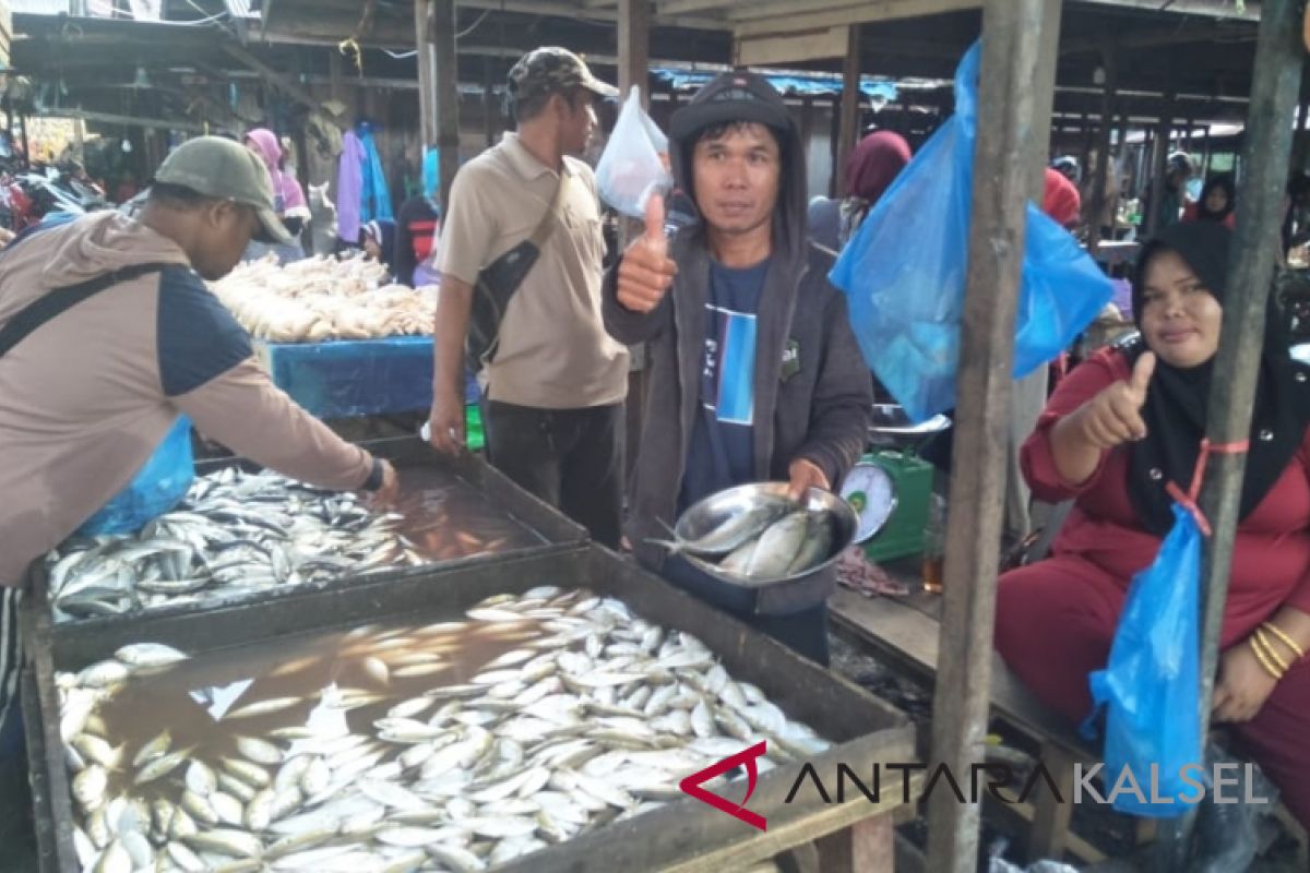 Pedagang ikan dan ayam berjualan di Blok D dan G Pasar Keramat