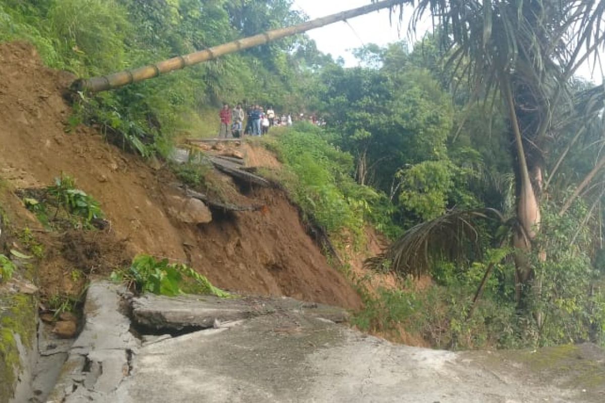 Jalan Baringin menuju Talao Agam terban