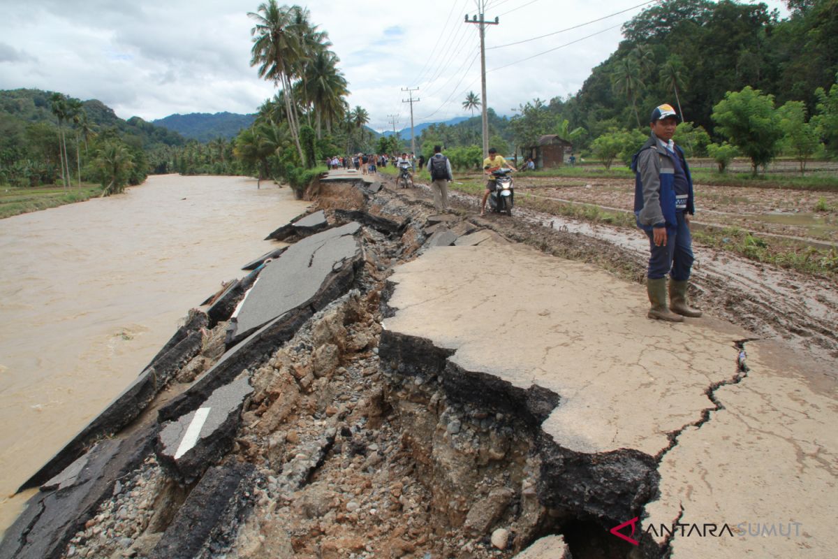 Jalan nasional lintas tengah Sumatera putus total