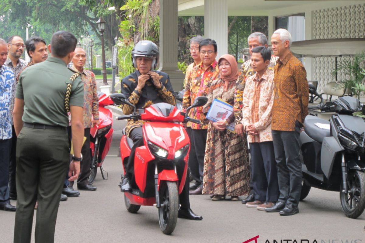 Jokowi yakin motor listrik Gesits diterima pasar