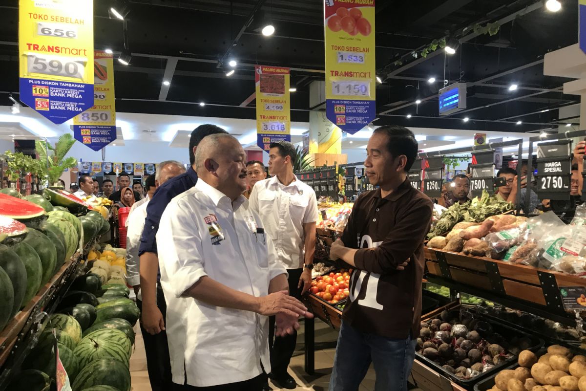 President Jokowi checks prices at retail market in Palembang