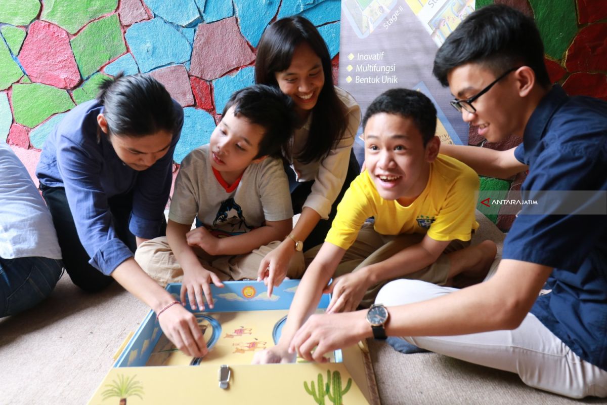 Mahasiswa Ubaya Buat Permainan Terapi untuk Anak Autis
