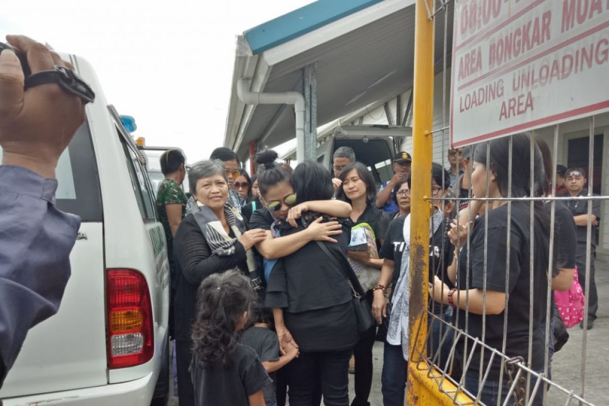 Isak tangis keluarga sambut kedatangan jenazah korban Lion Air