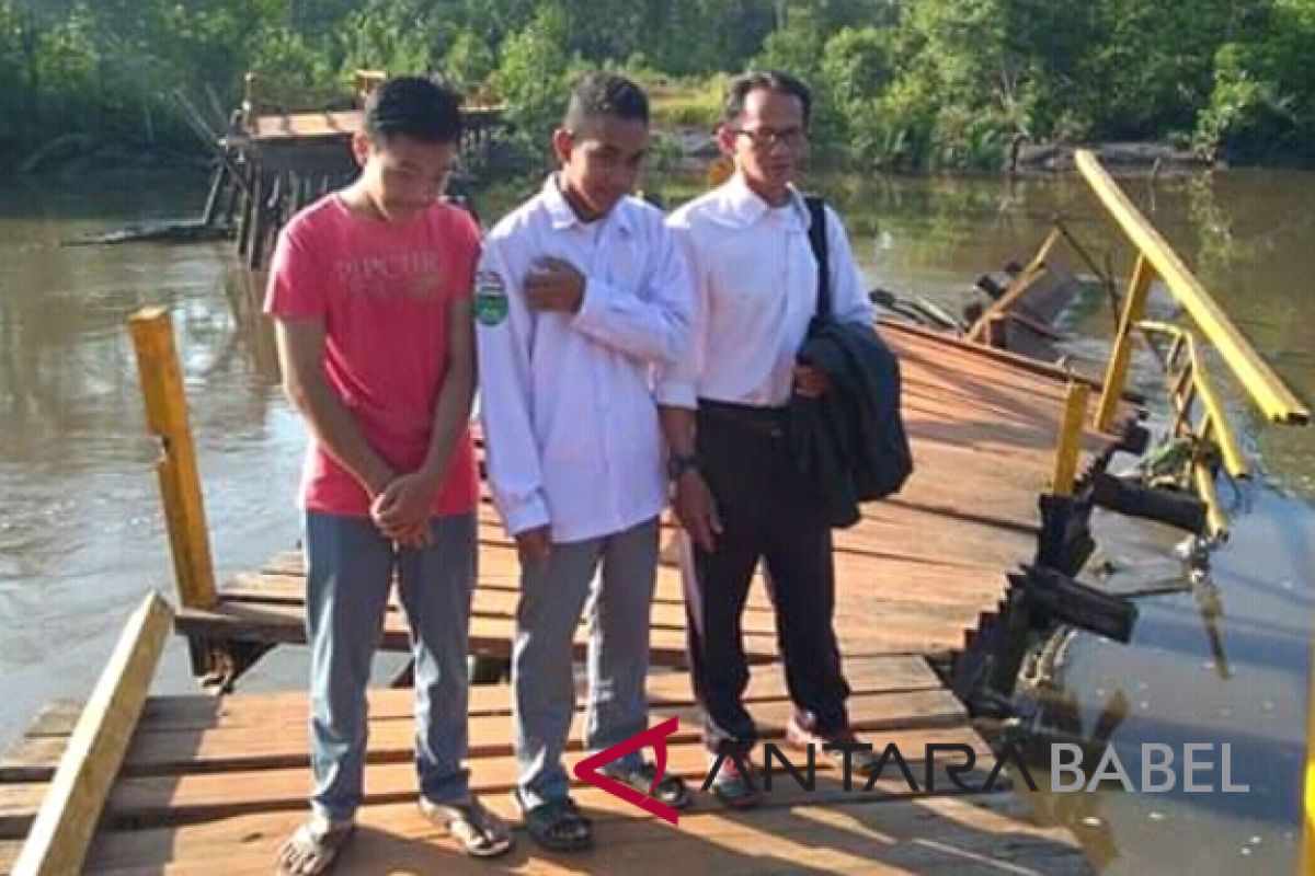 Jembatan penghubung Air Pandan-Kota Kapur putus