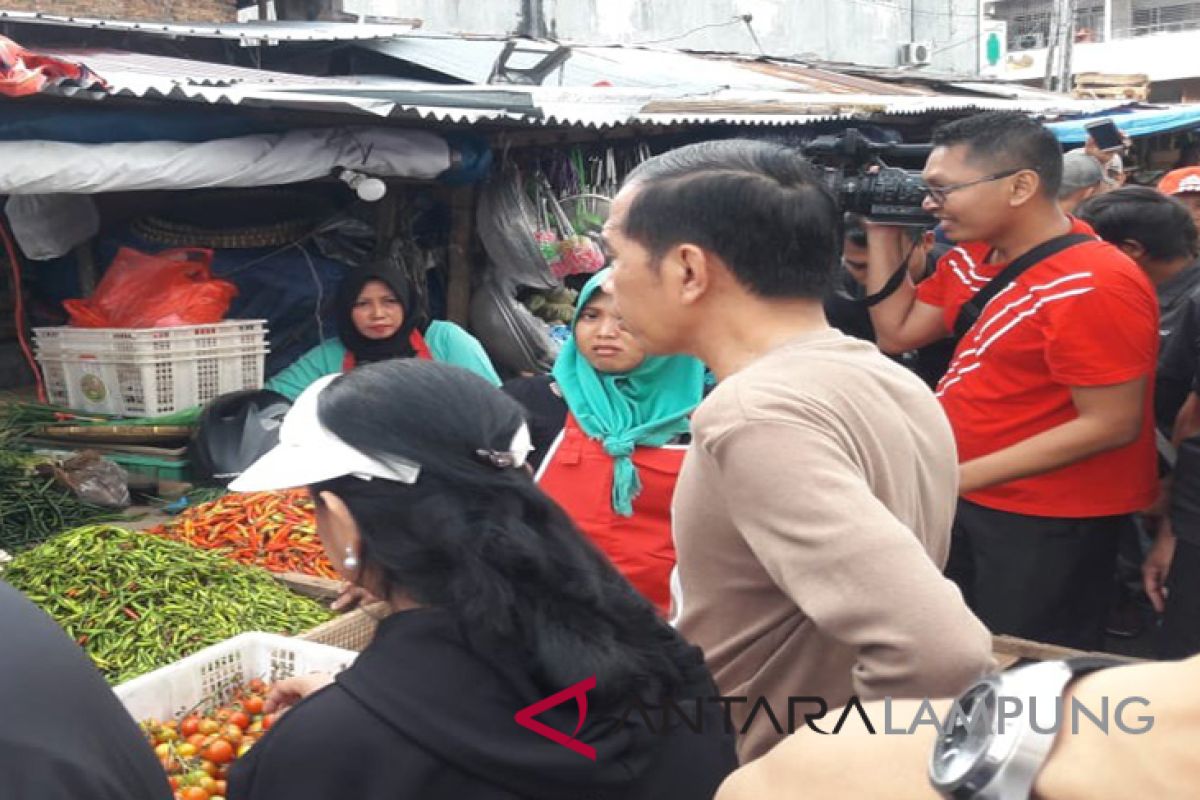 Jokowi "Blusukan" ke Pasar Pasir Gintung