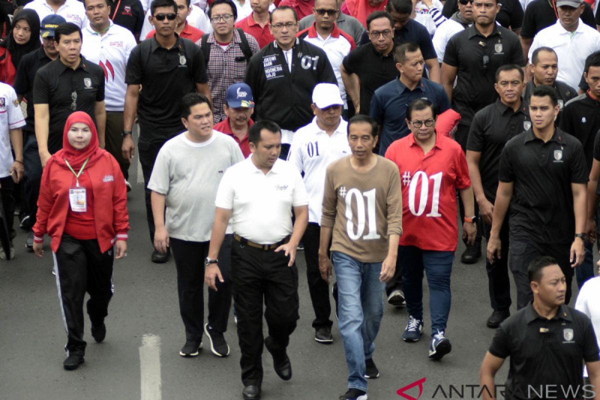 Artists enliven walk for health event with Jokowi-Ma'ruf pair