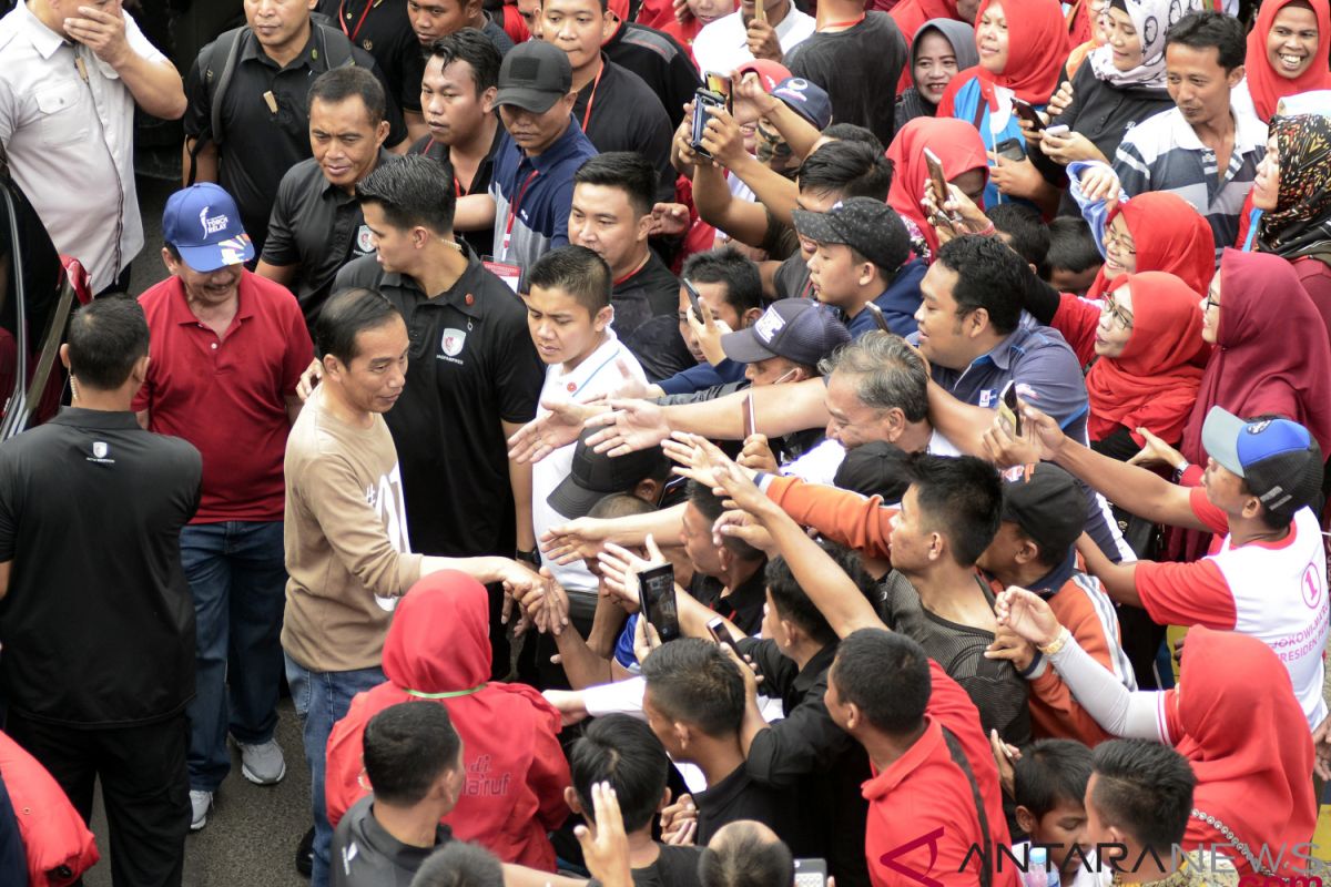 Thousands of people turn up to greet Jokowi