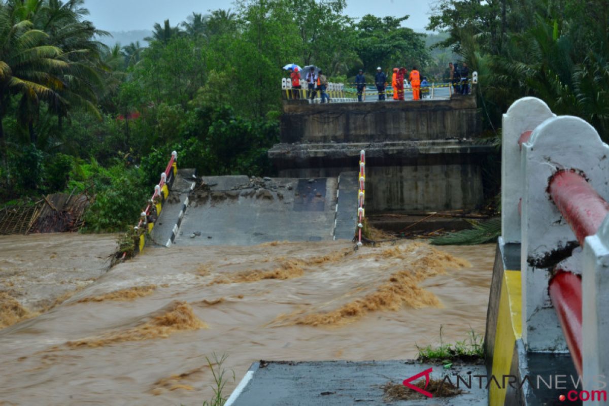 BNPB warns of possible floods, landslides, whirlwind during rainy season