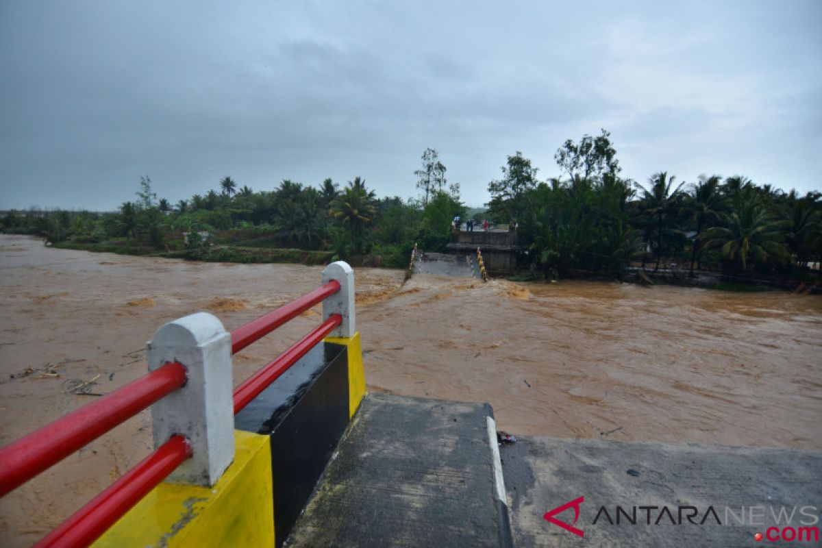 BNPB imbau masyarakat waspadai banjir dan longsor