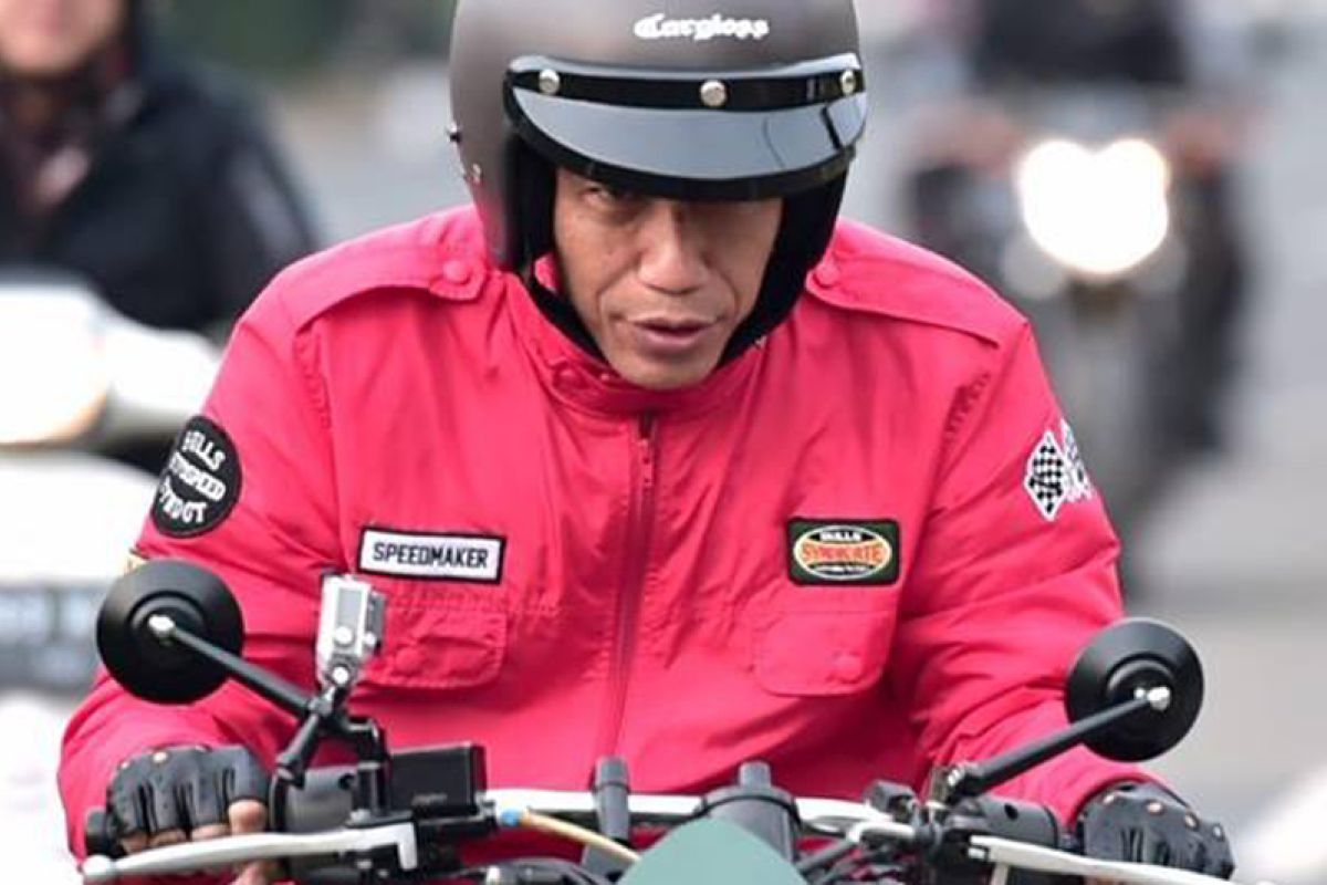 Presiden coba sepeda motor listrik, tapi kok ngak ada suaranya ?