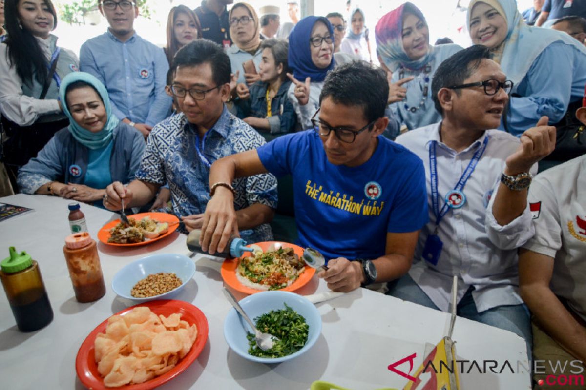 Sandiaga Uno nikmati makan malam di warung rakyat Ngawi