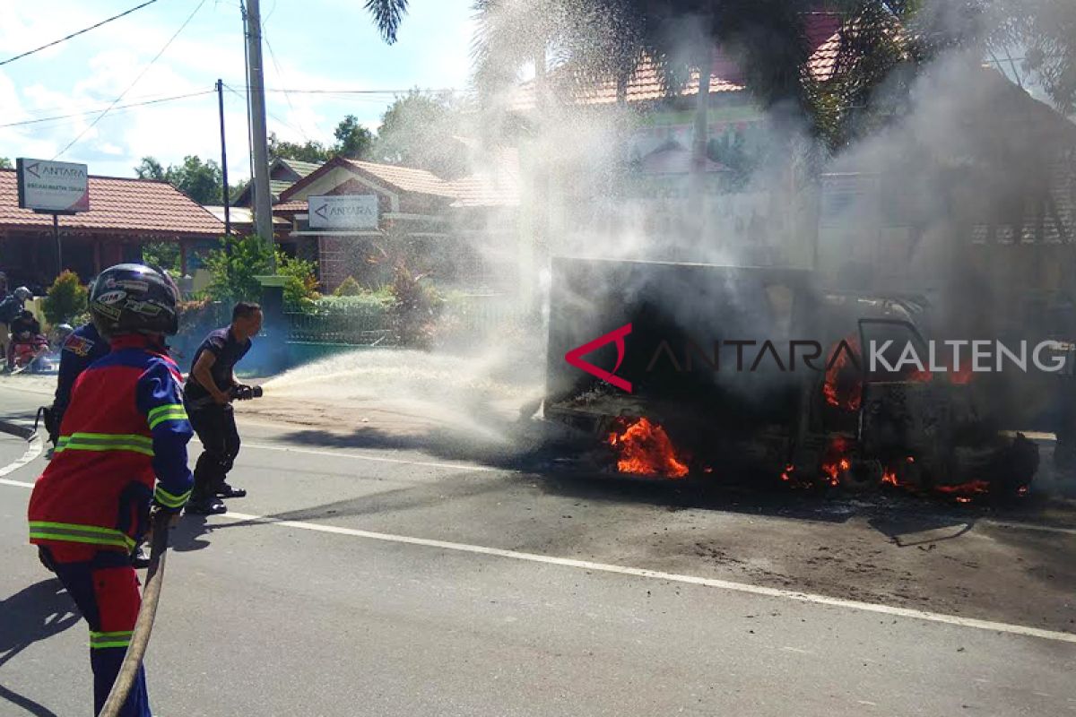 Diduga korsleting, mobil pedagang sembako terbakar di Palangka Raya