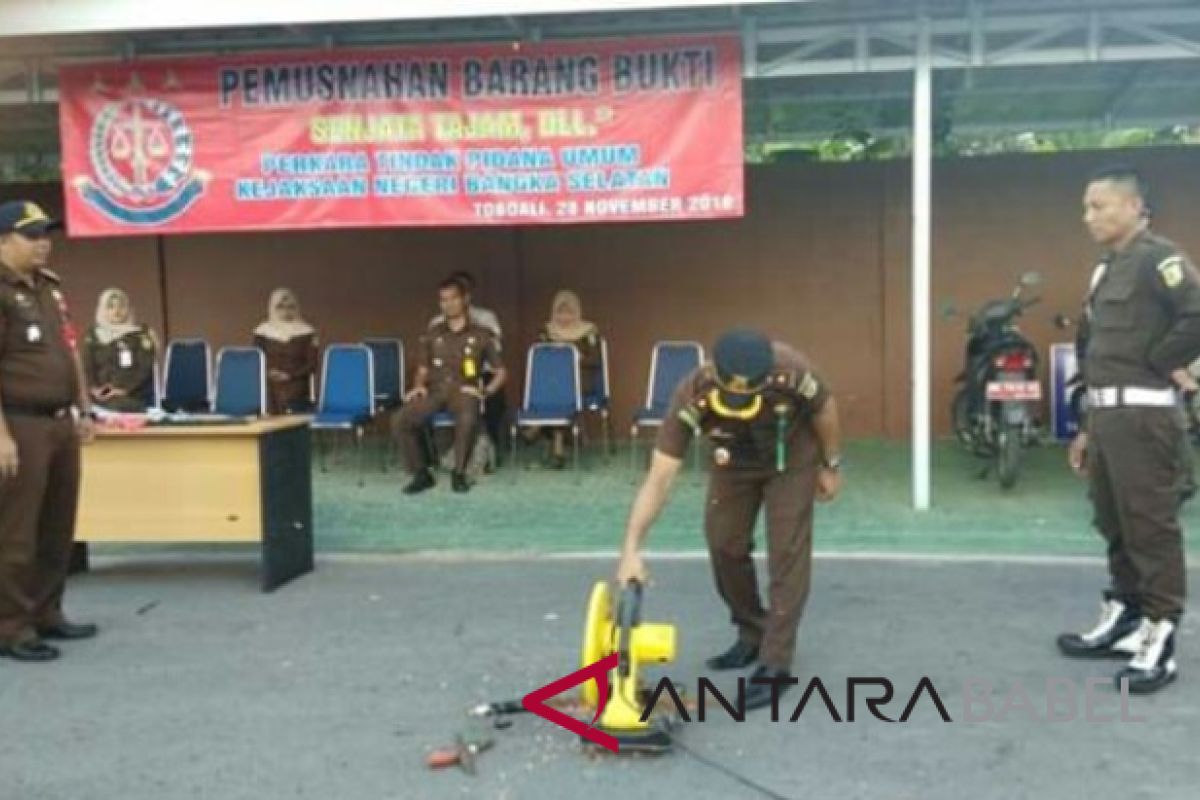 Kejari Bangka Selatan musnahkan barang bukti sudah 