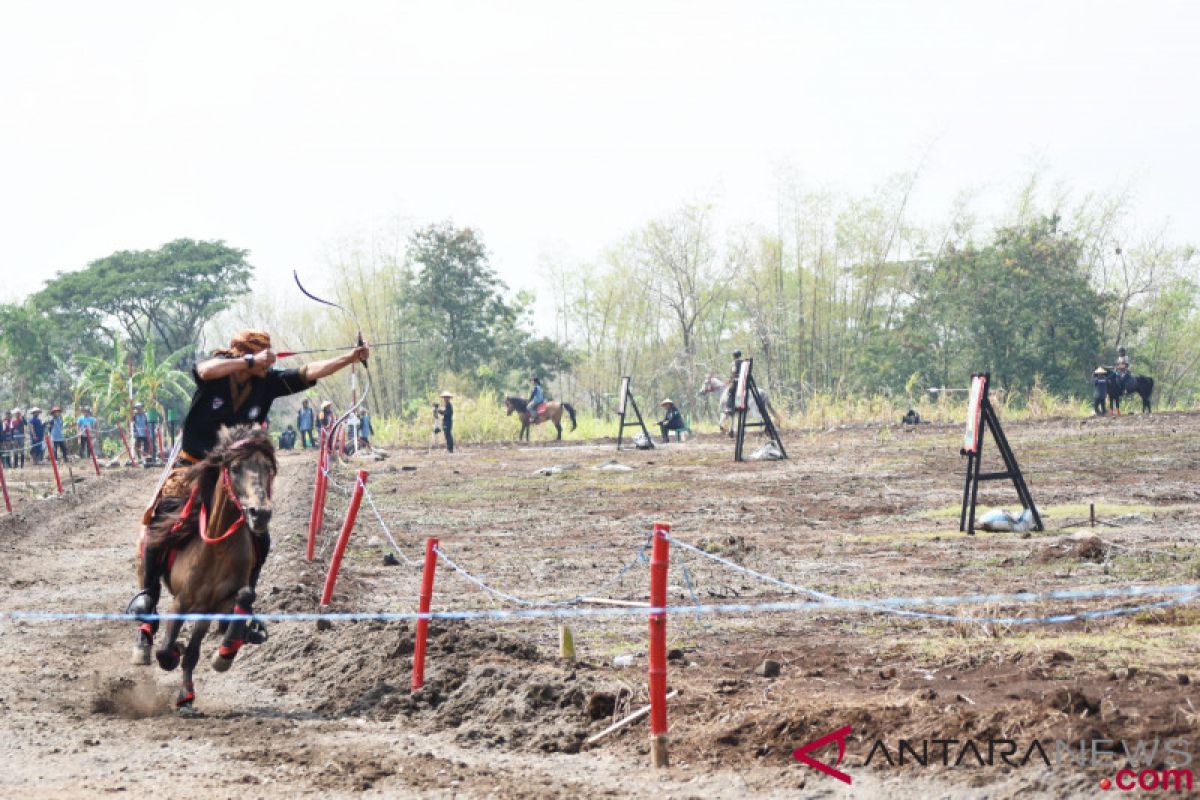 Eight countries` athletes join horseback archery competition