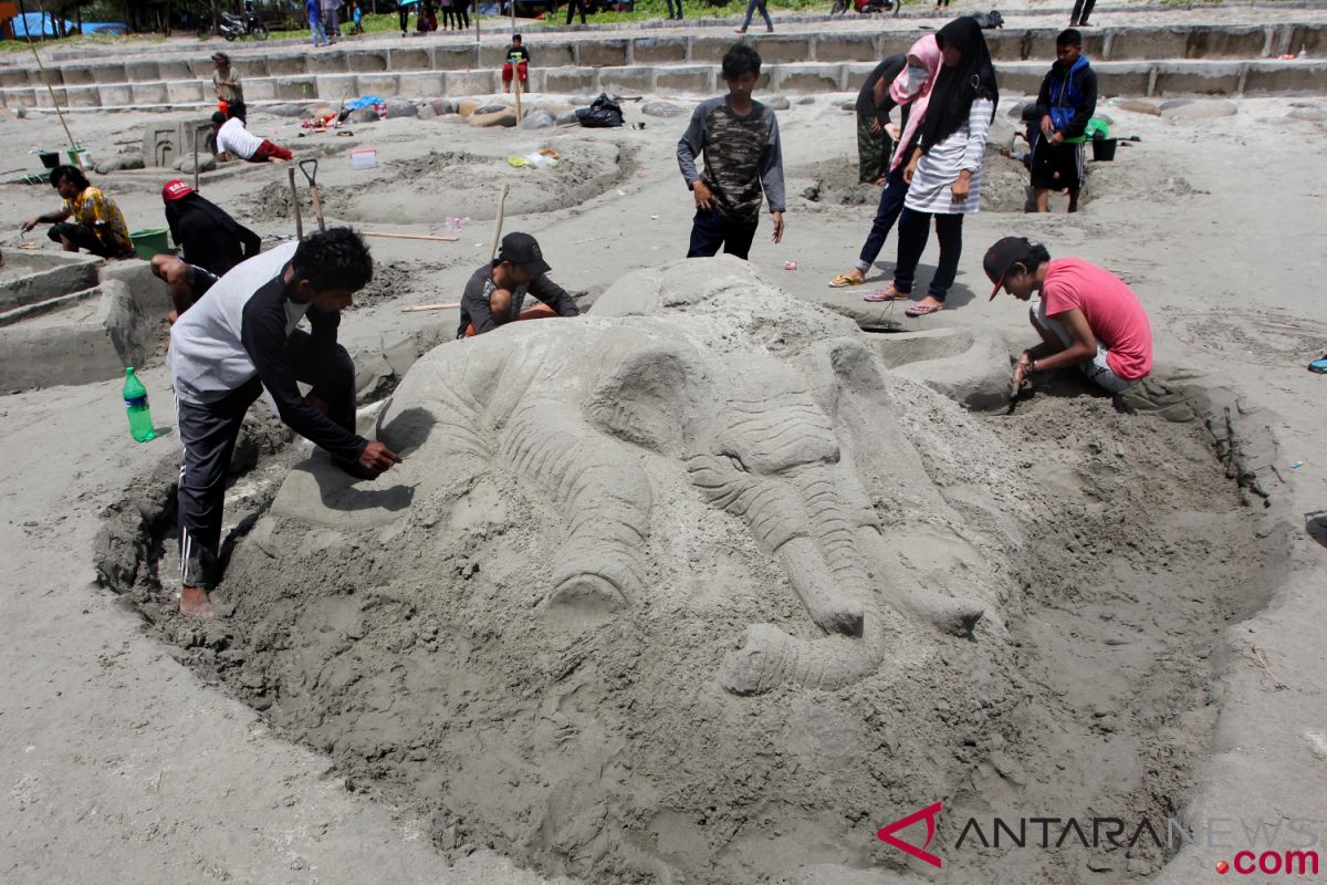 Ratusan peserta ikuti festival kreasi pasir di Pantai Baturakit