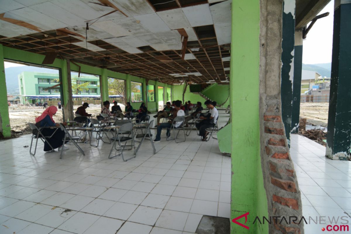 Mahasiswa IAIN Palu kuliah di luar kampus pascatsunami