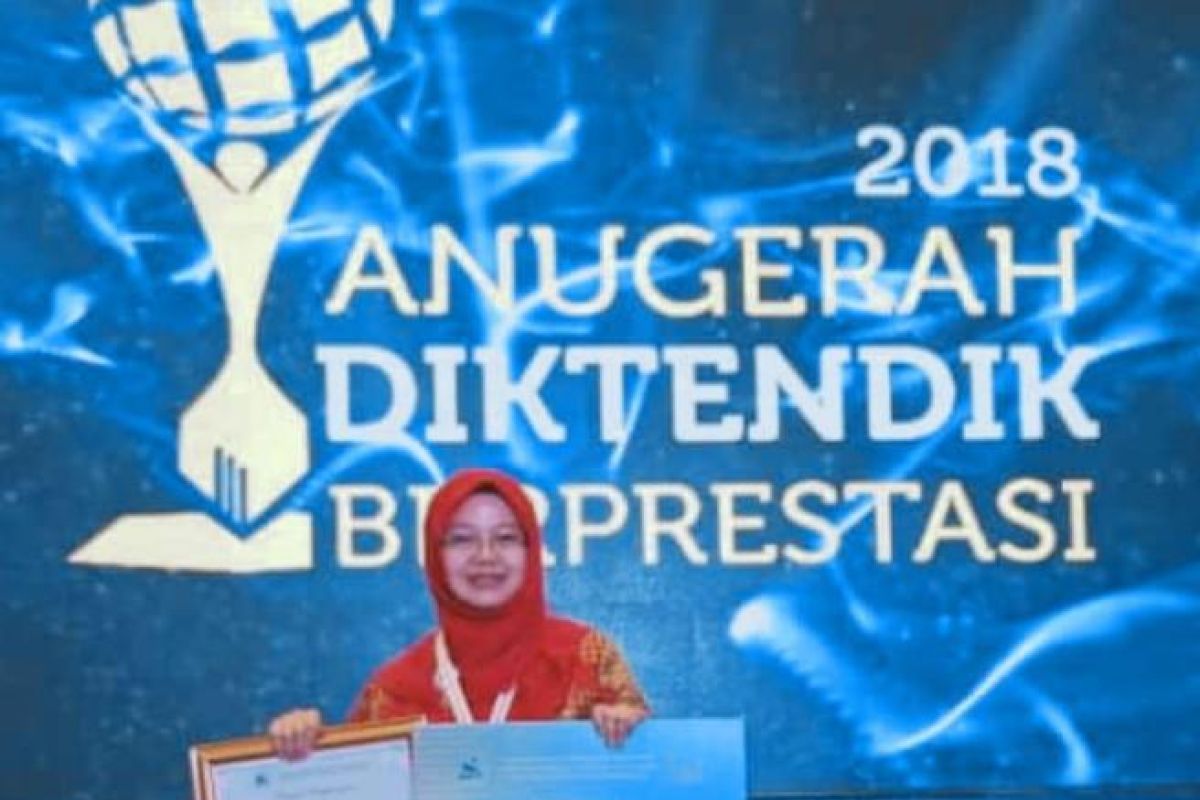 Laboran IPB juara II Pranata Laboratorium Pendidikan Berprestasi Nasional