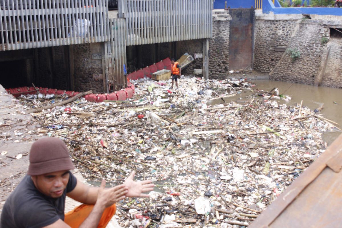 Ratusan ton sampah "nyangkut" di pintu Manggarai
