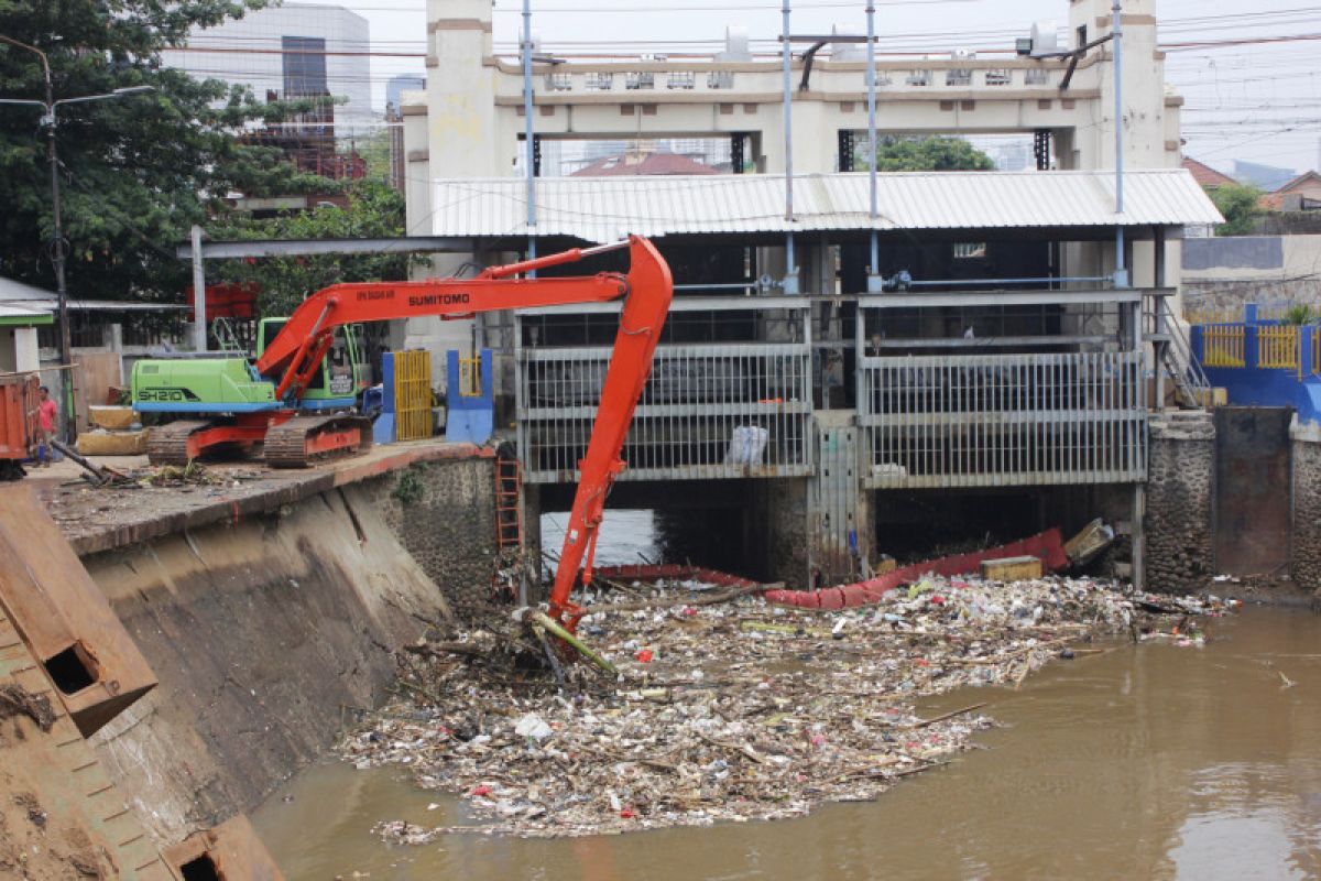 Petugas pun bersiaga demi sampah di Manggarai