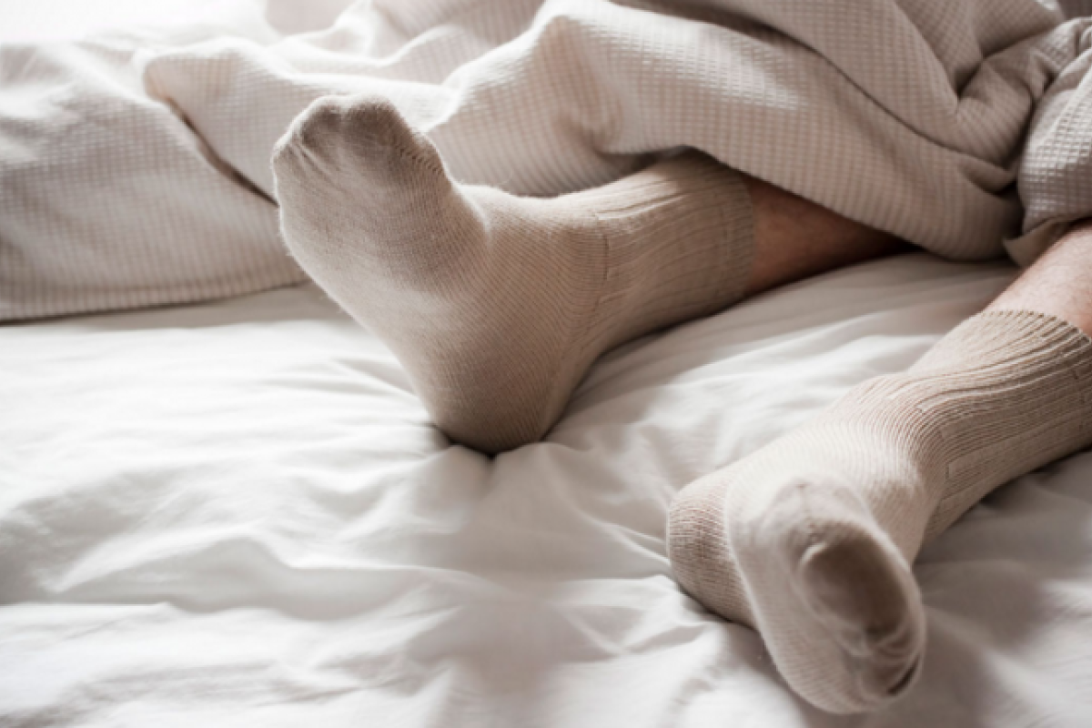 Banyak yang tidak tahu, inilah manfaat tidur menggunakan kaos kaki basah