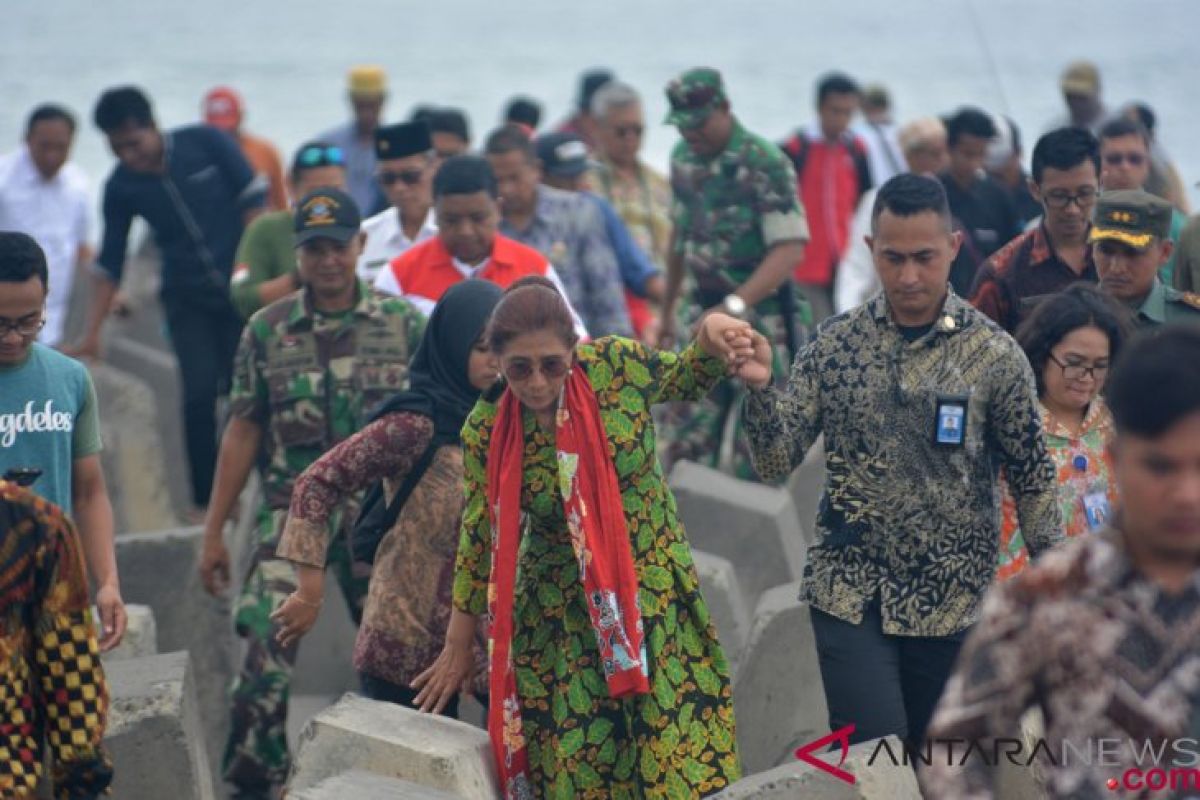 Menteri susi minta nelayan hentikan penangkapan benur