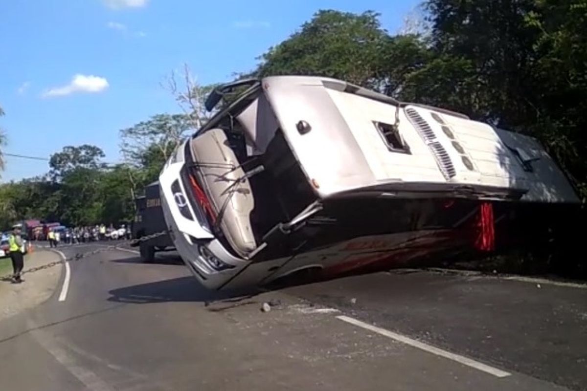 Bus Terguling di Jalan Madiun-Saradan, Sejumlah Penumpang Terluka