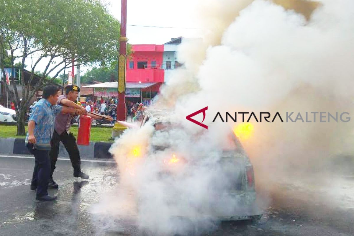 Diduga mobil pelangsir terbakar, Polres police line SPBU di Palangka Raya