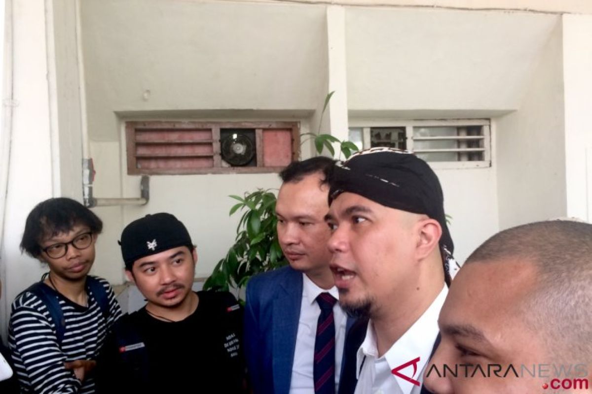 Dhani datangi Polda Jatim bawa seorang ahli ITE