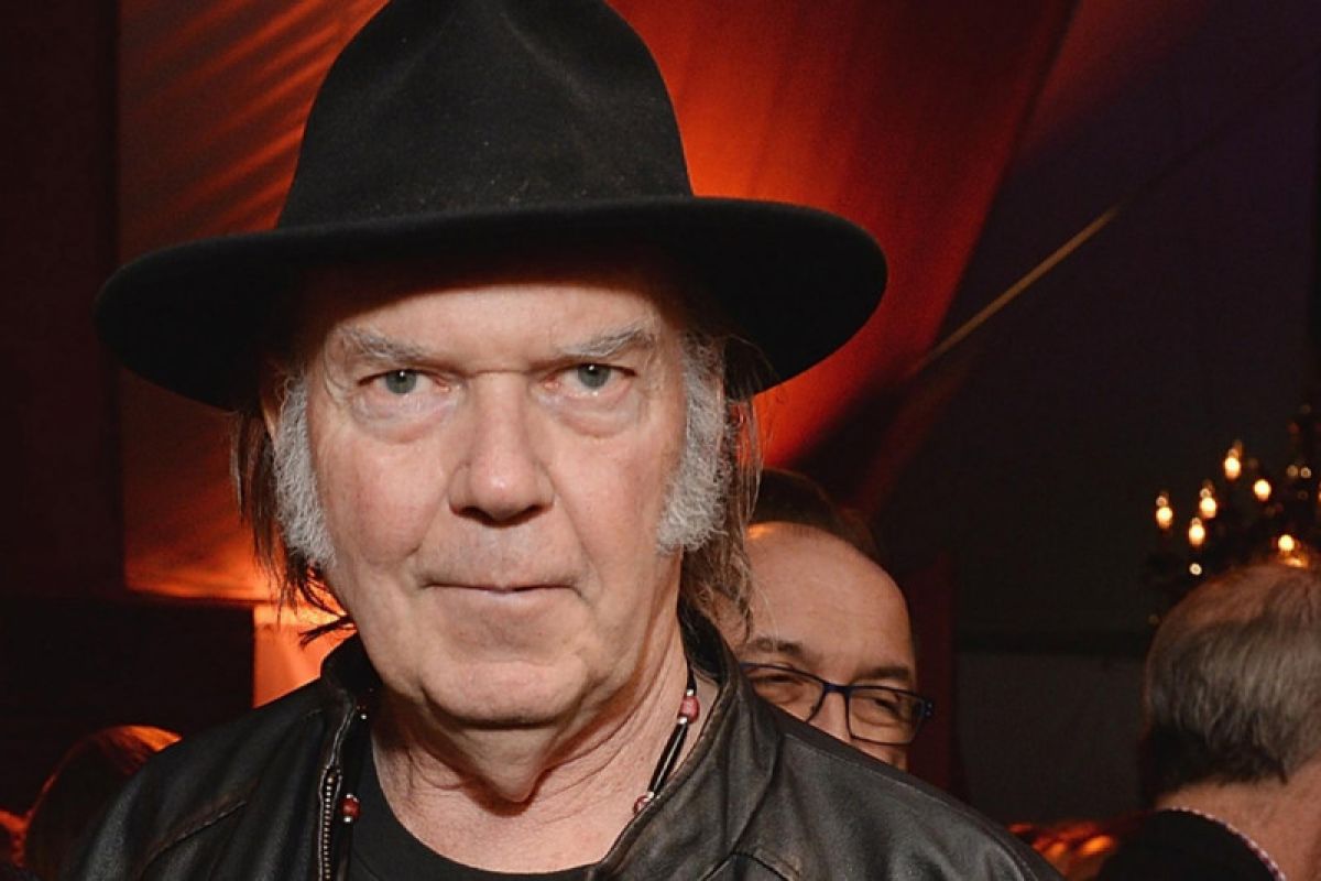 Protes soal hoax, Neil Young ingin tarik lagunya dari Spotify