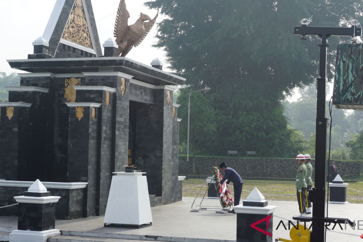 President Jokowi observes Heroes` Day in Bandung