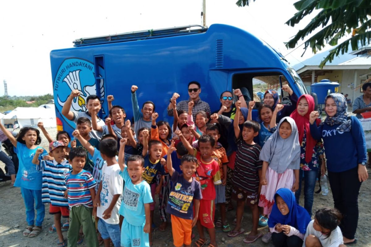 Tim Pusbang Film Kemendikbud hibur anak-anak pengungsi bencana