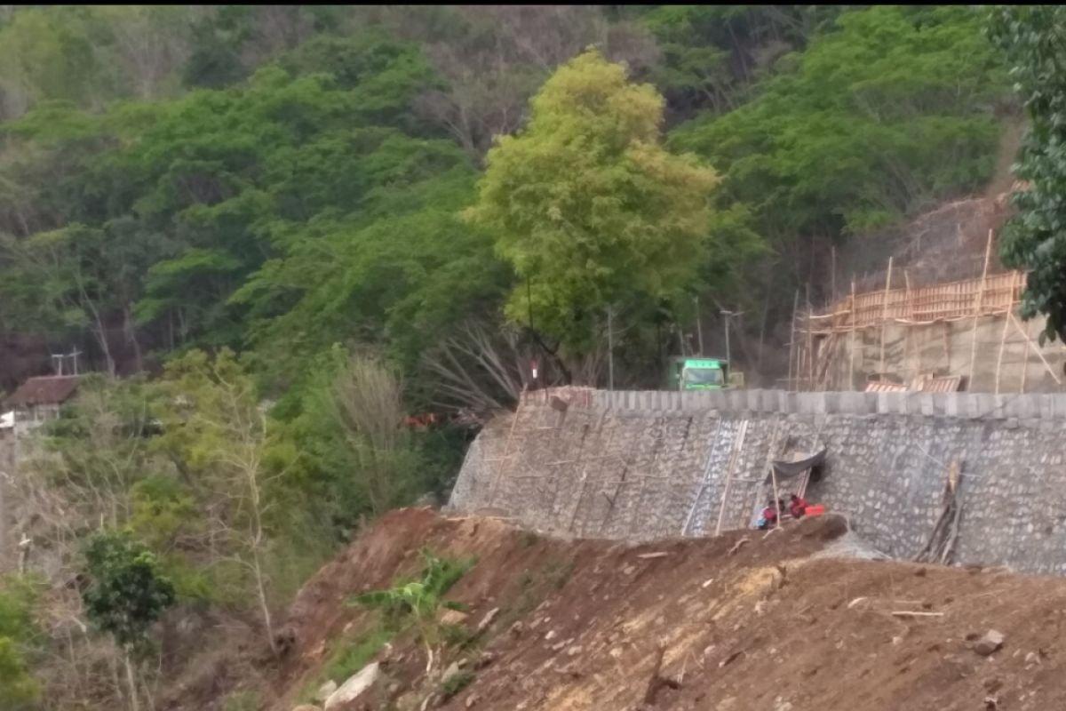 Pembangunan Tembok Penahan Tebing di Trenggalek Terkendala Hujan