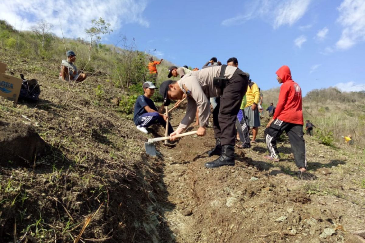 Cegah Longsor, Warga Trenggalek Gotong Royong Tutup Retakan Tebing