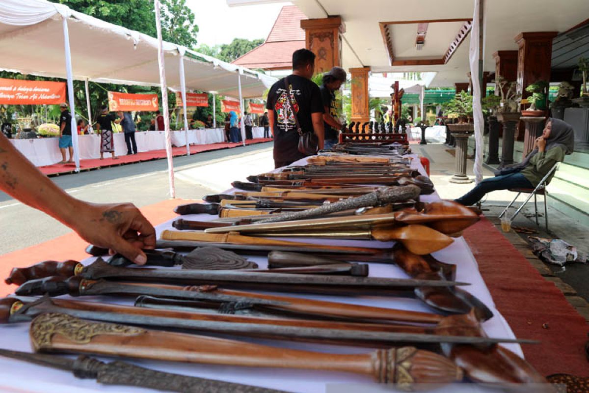 Seribuan Pusaka Dipamerkan pada Festival Pusaka Nusantara Bojonegoro (Video)