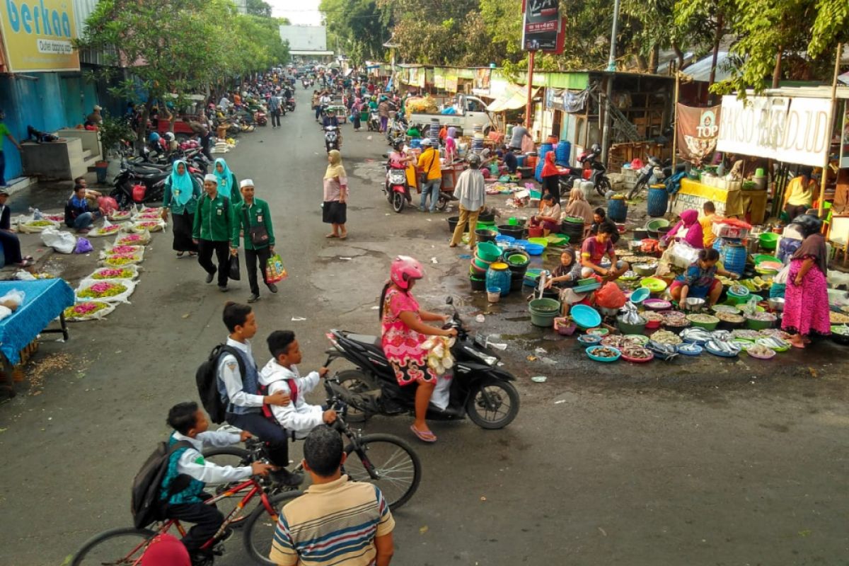 Pedagang Pasar Bojonegoro Masih Berjualan di Jalan (Video)