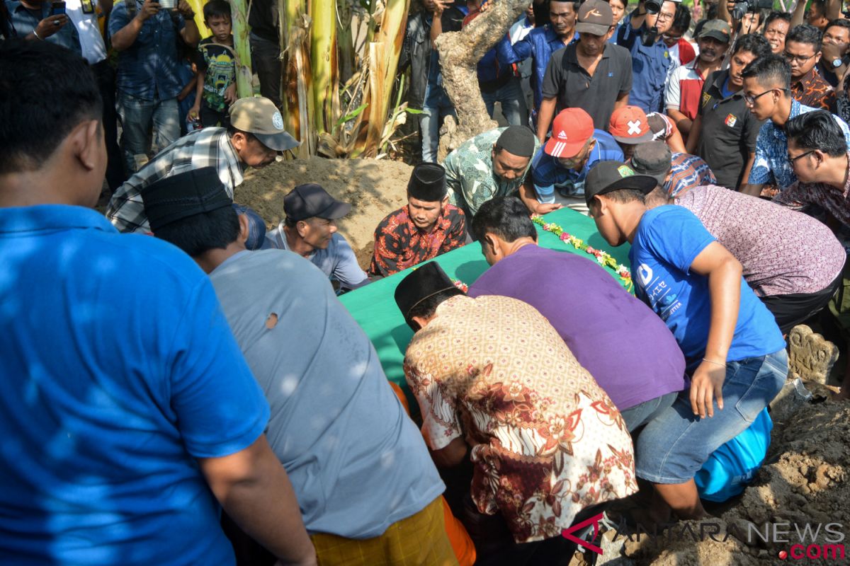 Jenazah korban JT 610 dipulangkan dengan pesawat komersil