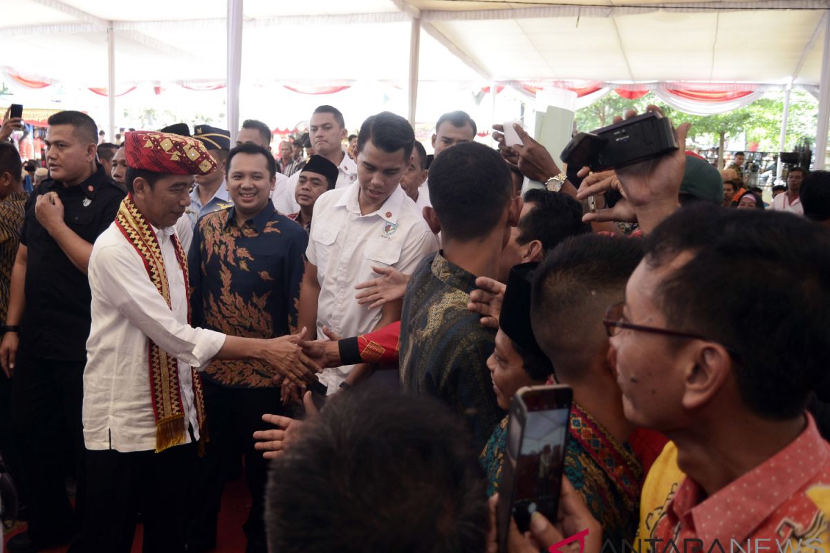 Jokowi distributes land certificates in bogor