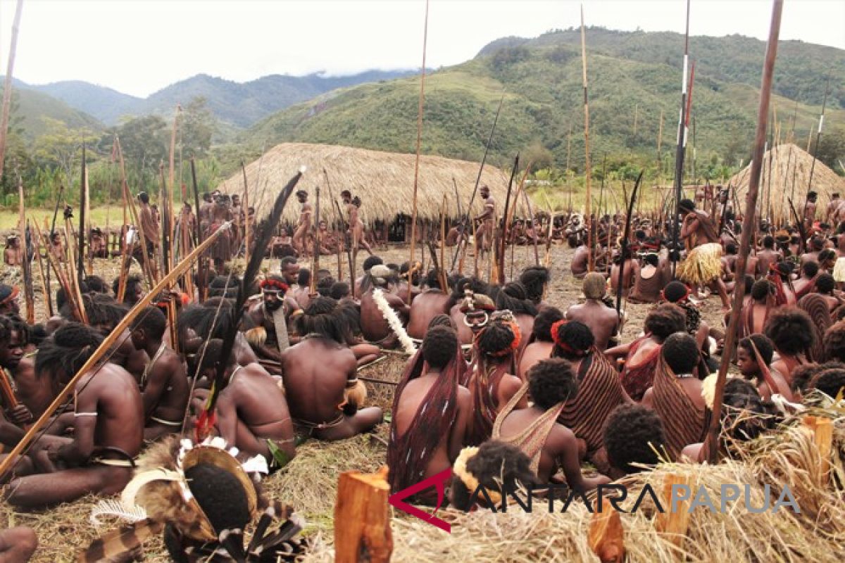 Pemuda Welesi sambut Kapolda Papua dengan senjata tradisional