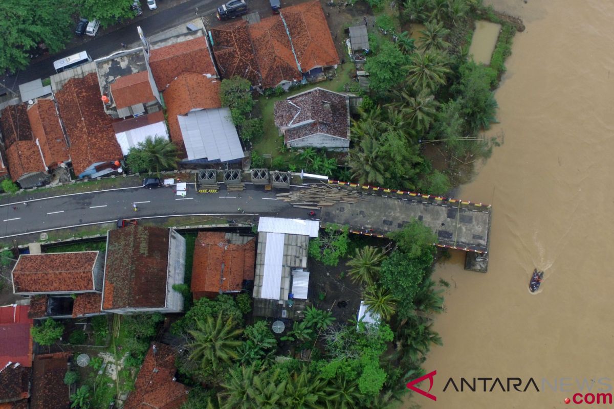 Petugas buka jalur terisolasi di Tasikmalaya