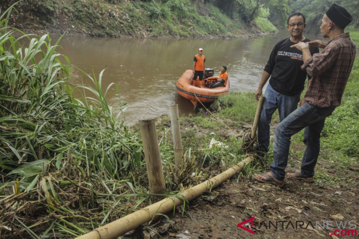 Floods hit East, South Jakarta as Ciliwung river spills over its bank