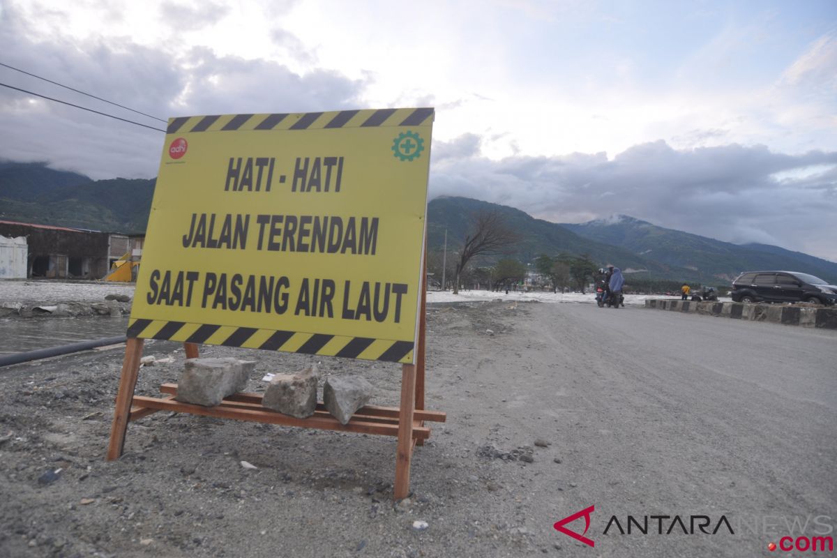 Air pasang laut dua meter sempat  membuat warga Gorontalo Utara panik