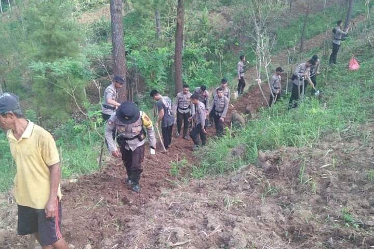 Warga Trenggalek Tutup Retakan Tebing Cegah Longsor