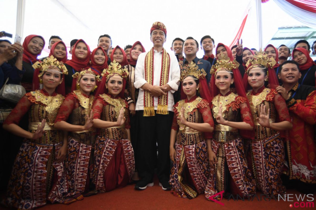 Jokowi distributes 1,300 land certificates in Lampung Tengah