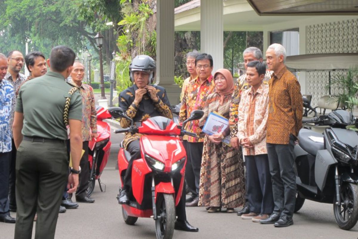 Jokowi yakin motor listrik Gesits diterima pasar